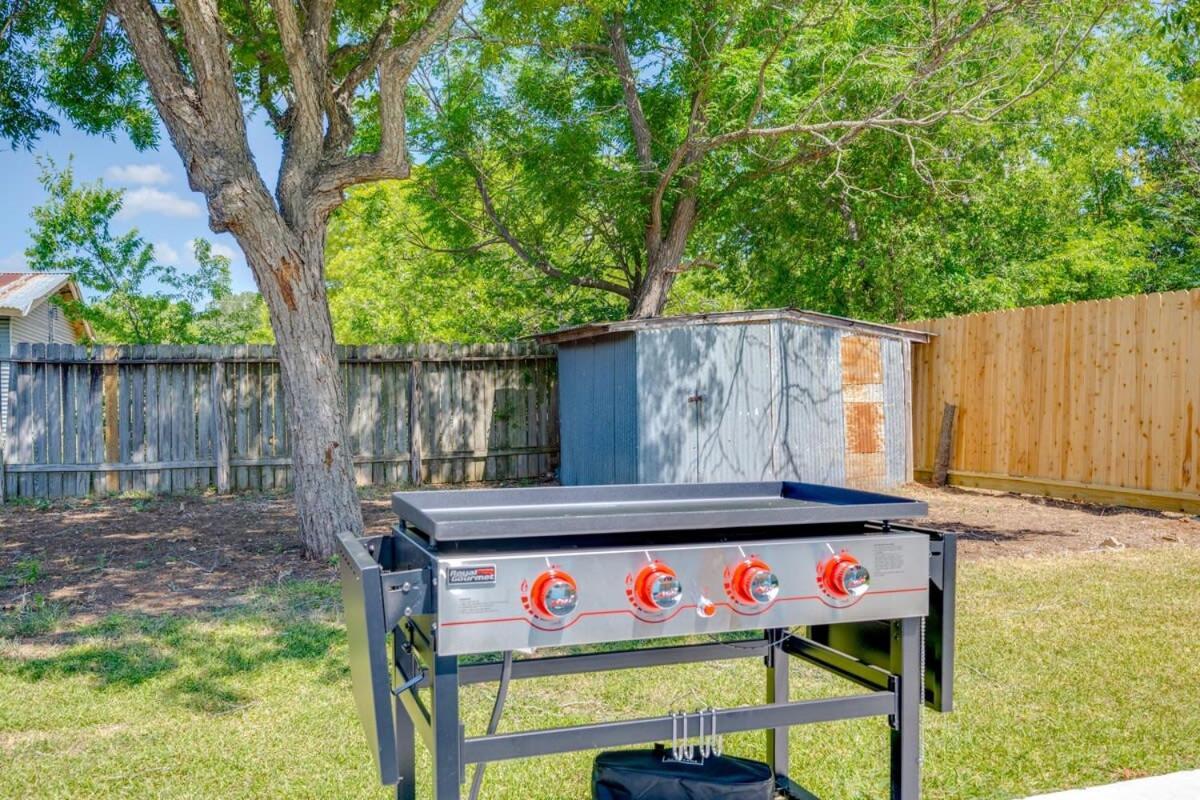 2 Kings Hot Tub Modern Cottage Hill Country Blanco Extérieur photo
