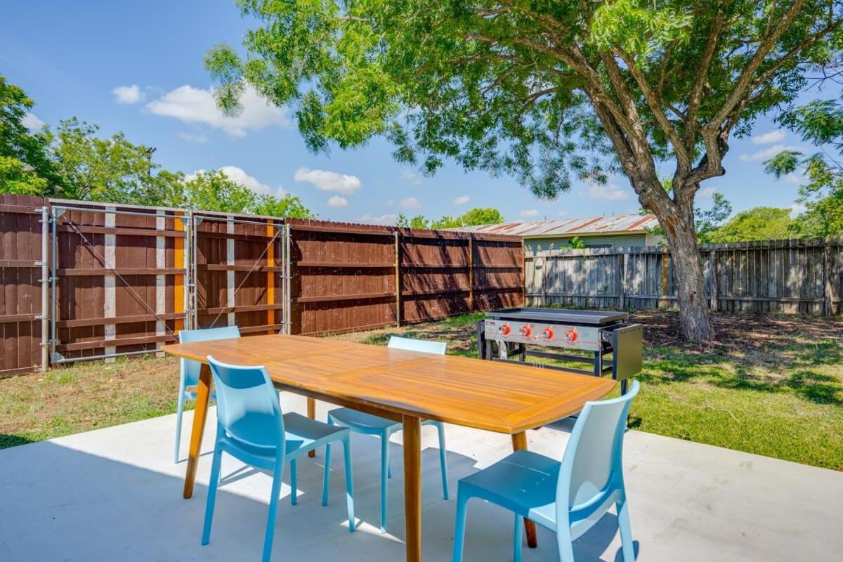 2 Kings Hot Tub Modern Cottage Hill Country Blanco Extérieur photo