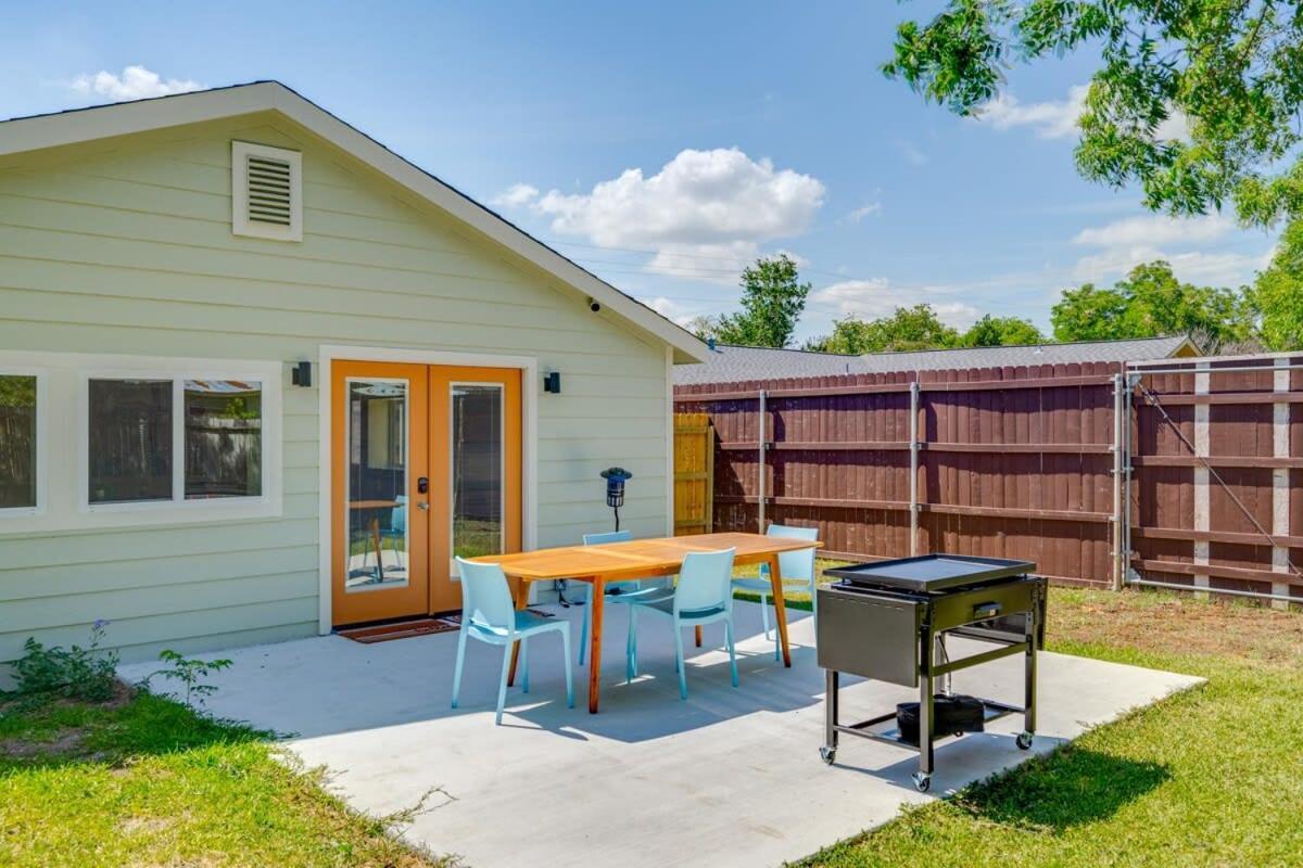 2 Kings Hot Tub Modern Cottage Hill Country Blanco Extérieur photo